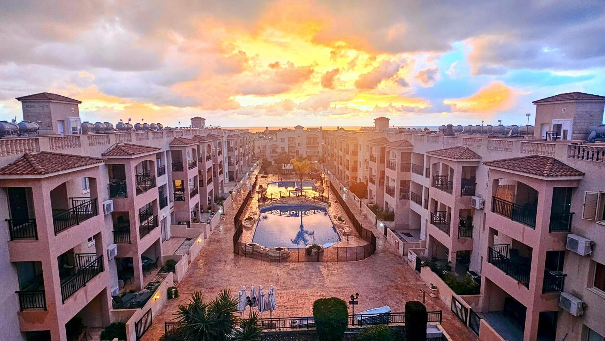 Royal-Seacrest Oasis, Pool-Side Apartment Пафос Екстериор снимка