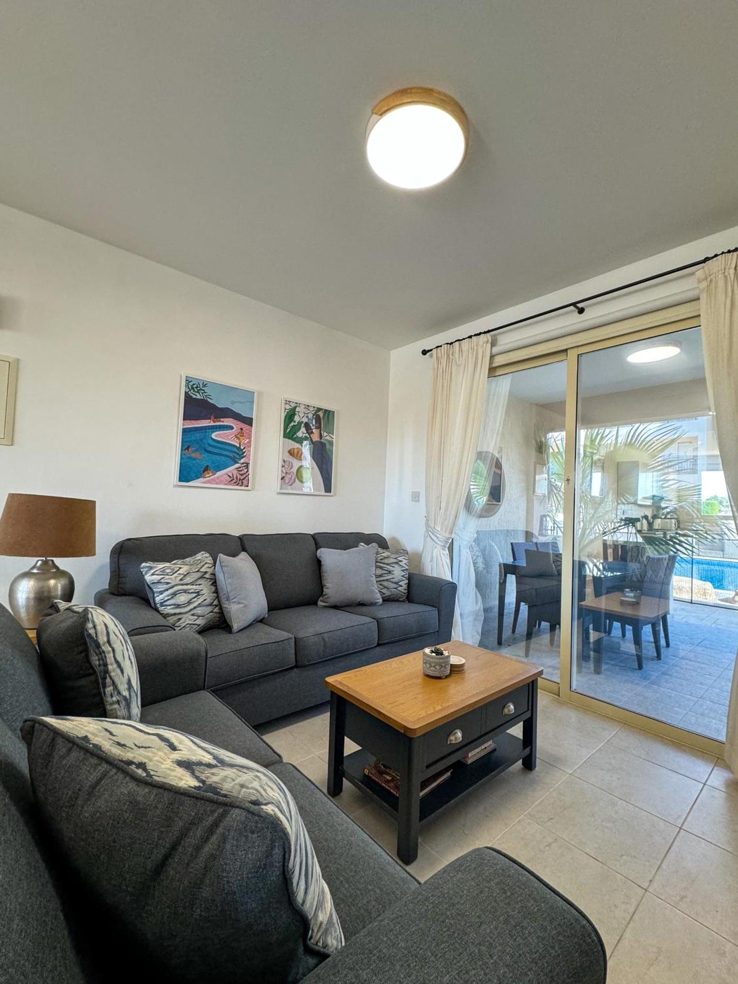 Royal-Seacrest Oasis, Pool-Side Apartment Пафос Екстериор снимка