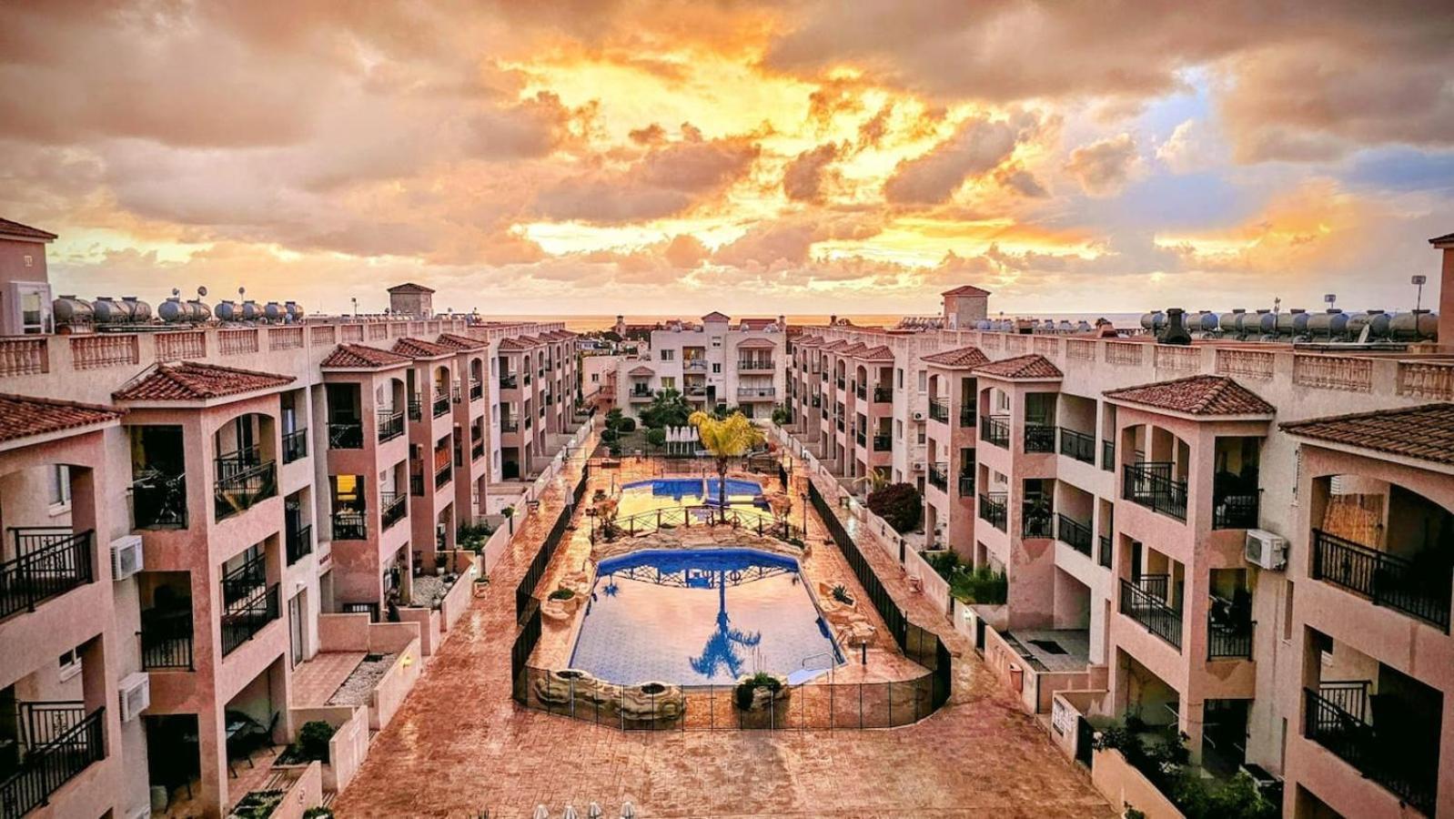 Royal-Seacrest Oasis, Pool-Side Apartment Пафос Екстериор снимка