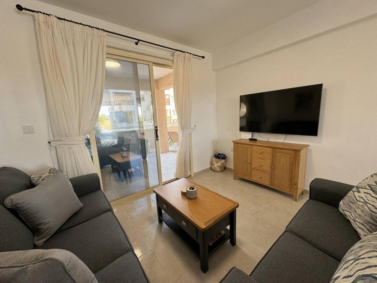 Royal-Seacrest Oasis, Pool-Side Apartment Пафос Екстериор снимка