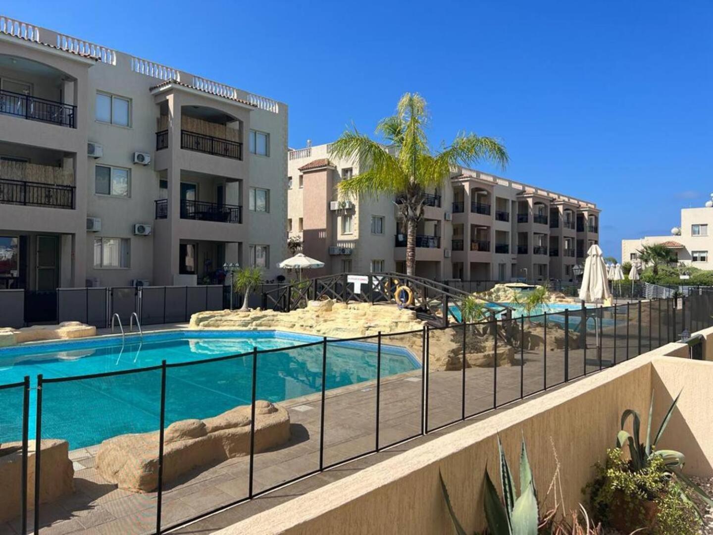 Royal-Seacrest Oasis, Pool-Side Apartment Пафос Екстериор снимка