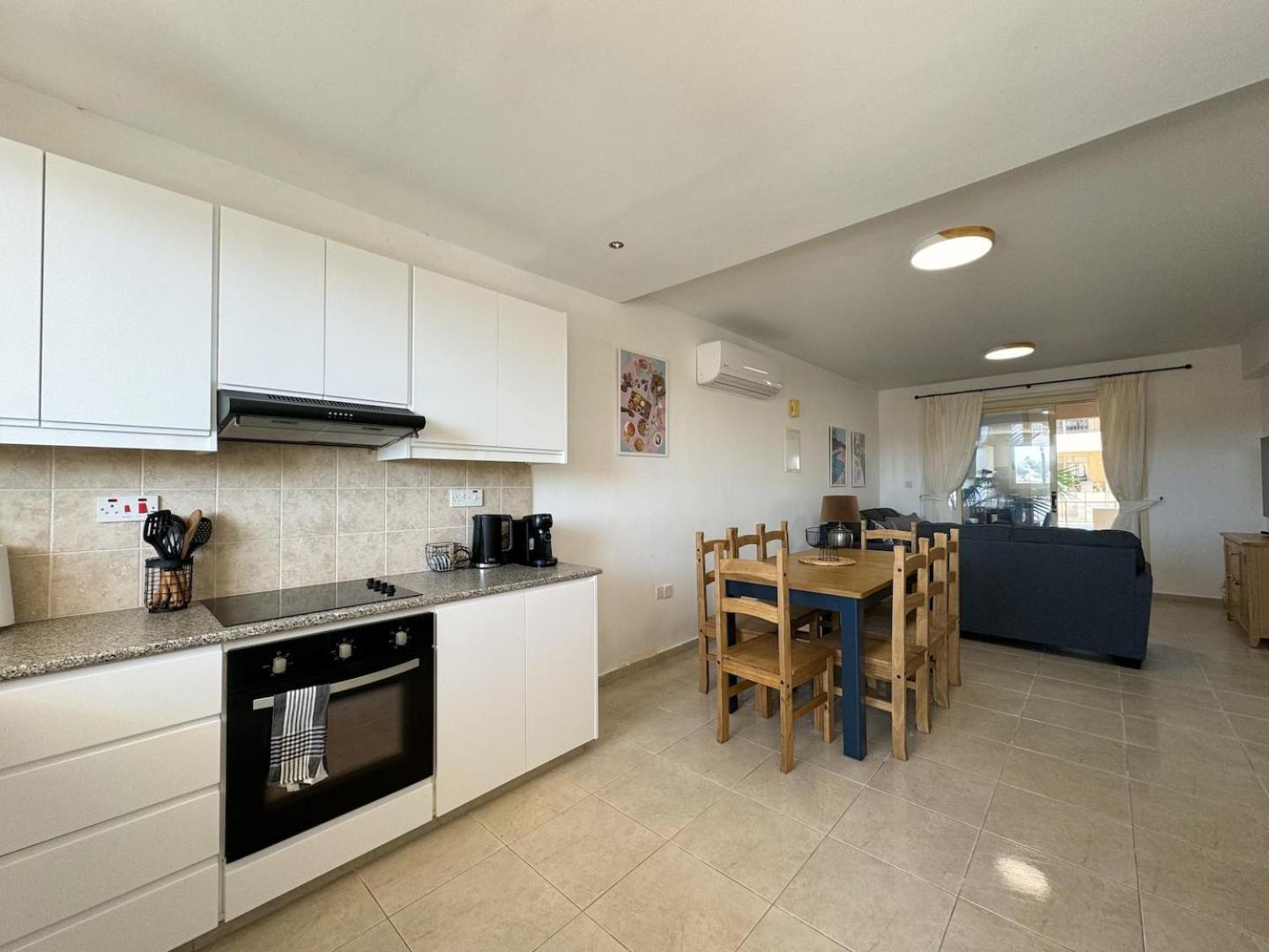 Royal-Seacrest Oasis, Pool-Side Apartment Пафос Екстериор снимка
