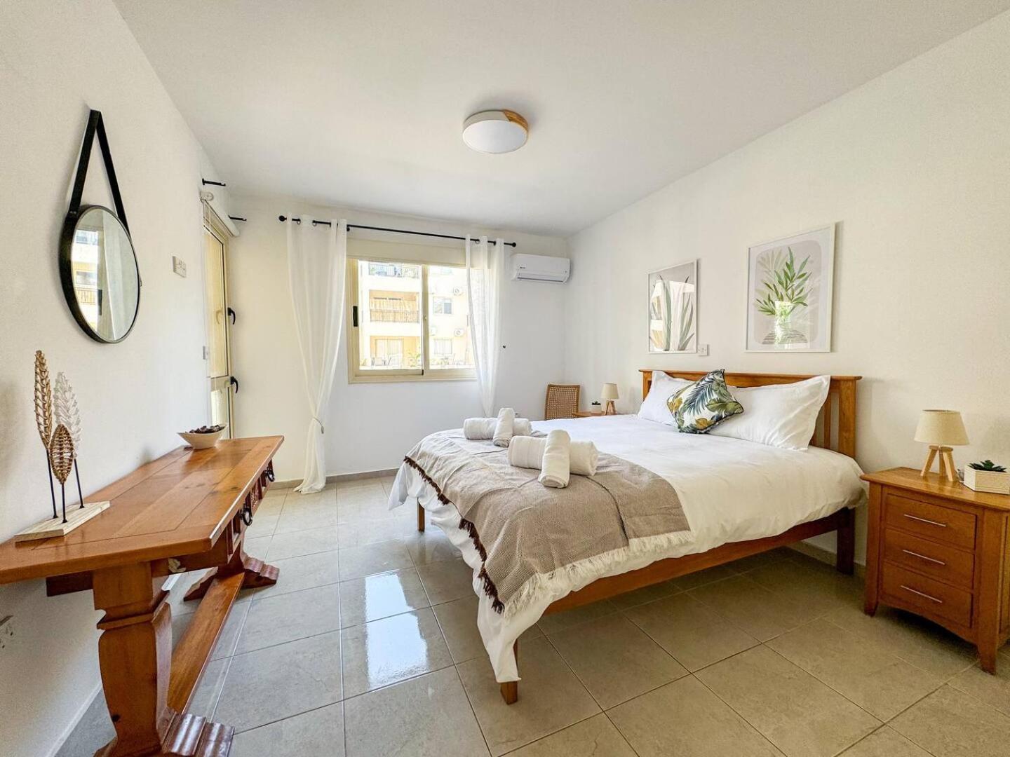 Royal-Seacrest Oasis, Pool-Side Apartment Пафос Екстериор снимка